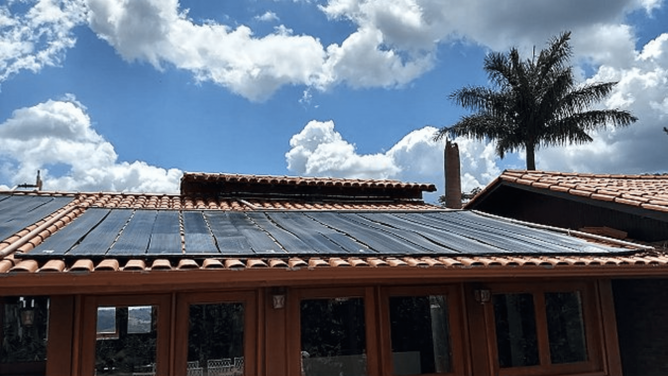 Saiba a diferença entre coletor solar residencial e coletor solar para piscina